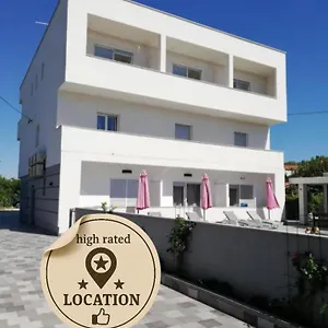 4* Gostinjska kuća Apartmant & Rosa Medulin